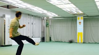 Blitzschnell und zuverlässig: in Sekundenbruchteilen ist der automatisierte Torwart Goal-IAS am Platz, um den Ball zu halten.  Bild: SEW (Archiv: Vogel Business Media)