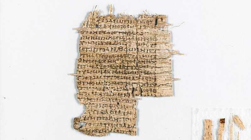 Nach der Restaurierung: Gereinigt, geglättet und konsolidiert. Da Papyrus sehr brüchig und empfindlich ist, werden die Fragmente in der Regel zwischen zwei Glasplatten aufbewahrt. So kann die Schrift gut gelesen werden, ohne das Papyrus durch die Handhabung zu gefährden. (Universität Basel)
