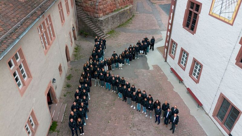 Das Autohaus Kunzmann begrüßte Anfang September 77 neue Auszubildende und dual Studierende – so viele wie nie zuvor. Mit einer hohen Übernahmequote, Programmen wie der Zukunftswerkstatt und der Kunzmann-Akademie versteht Kunzmann Ausbildung und Weiterbildung nicht nur als wirtschaftliche Notwendigkeit, sondern als Herzensangelegenheit.  „Die Begeisterung und die Kompetenz unserer Mitarbeiter ist das, was Kunzmann ausmacht. Sie sichern unseren Erfolg für die nächsten Jahrzehnte