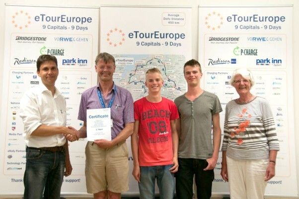 Siegerehrung (von links): eTourEurope-Initiator Werner Hillebrand-Hansen gratuliert den Siegern in der Kategorie CO (Open Category) Klaas Mulder und seinen Söhnen Marco und Frank sowie B.E. Mulder-Kunst (Bild: eRUDA)