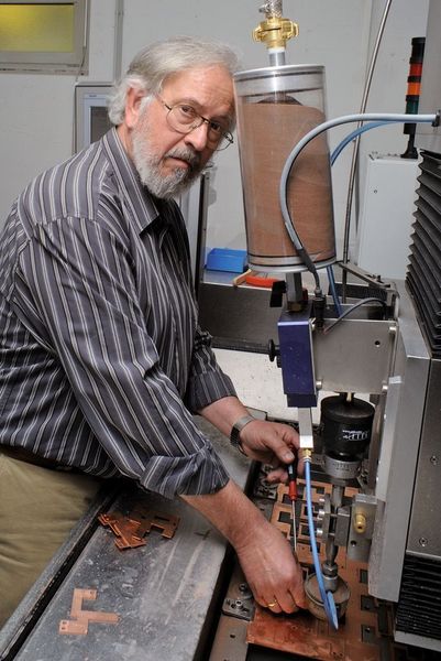 Das Wasserstrahlschneiden hat Bernhard Fehrentz zur Chefsache gemacht: Er selbst fährt die neue Microwaterjet-Anlage und testet ihre Möglichkeiten aus. Bild: Daetwyler/Fehrentz (Archiv: Vogel Business Media)