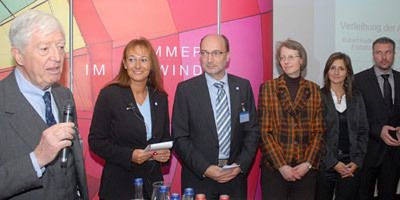 Gemeinsam für die Zukunft: (v. li.) Robert Rademacher, Sylvia Gerl und Dr. Hermann Frohnhaus mit den Preisträgern von 