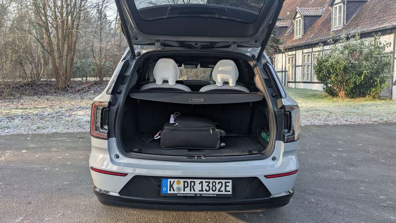 Beim klassischen Fünfsitzer-Layout in zwei Sitzreihen sind die Sitze der zweiten Reihe im Verhältnis 40/20/40 einzeln oder komplett umlegbar und verfügen über eine individuelle Einstellung der Lehnenneigung. In den Sechs- und Siebensitzer-Varianten lassen sich die zwei beziehungsweise drei Einzelsitze der zweiten Reihe zusätzlich individuell in der Länge verschieben. In der siebensitzigen Version steht immerhin ein Ladevolumen bis 310 Liter zur Verfügung.  (Bild: Mauritz – VCG)