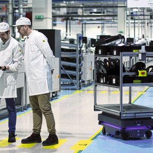 Weil die Roboter leicht zu handhaben sind, lernen auch Mitarbeiter ohne Programmierkenntnisse schnell, mit ihnen umzugehen. 