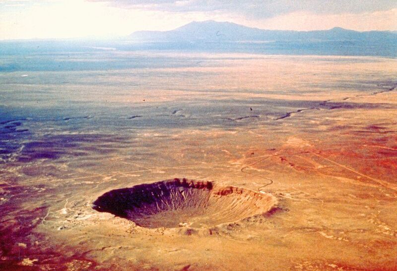 Der Barringer-Krater in Arizona entstand vor etwa 50.000 Jahren durch den Einschlag eines rund 50 Meter großen Eisenmeteoriten.