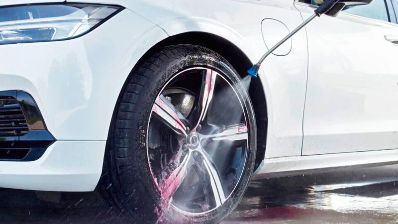 Laut einem Vergleichstest der Zeitschrift „Autobild“ lassen sich mit dem Felgenreiniger Xtreme Plus Max Effect von Sonax Autoräder besonders schnell, gründlich und zudem schonend säubern.(Bild:  Sonax)