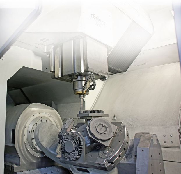 Der Blick in den Innenraum zeigt die mit insgesamt  vier Führungsschienen besonders steif ausgelegte Quadroguide-Z-Achse. (Klaus Vollrath)