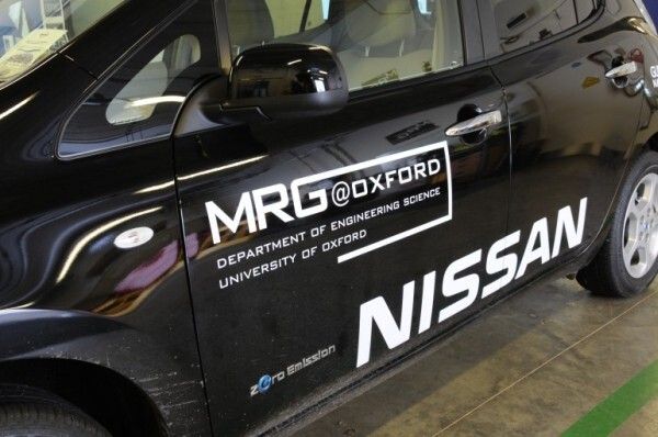 Autonom und elektrisch: Die Mobile Robotics Group der Oxford University hat einen Nissan LEAF zum autonom fahrenden Elektroauto umgebaut (Bild: MRG, Oxford University)