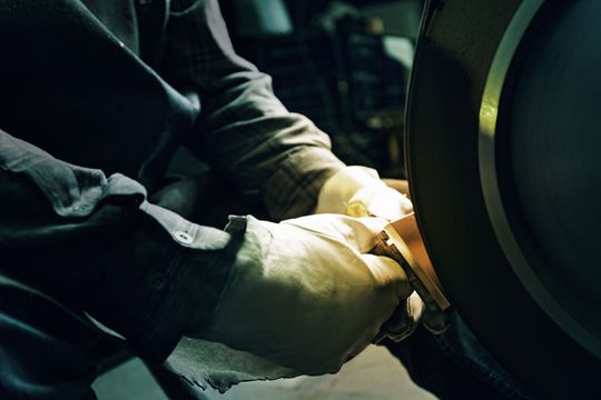 Handwerkliche Metallverarbeitung in der Produktion von Jung und ...   (Bild:  Jung)