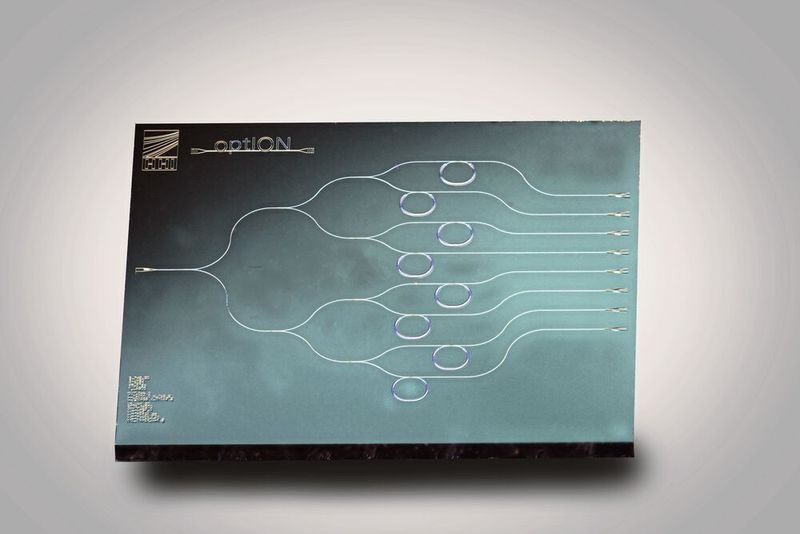 Abb. 2. Photonische Mikroringresonatoren bilden die Basis für den Biosensor. Abgebildet ist ein im Projekt optION entwickelter photonischer Sensorchip mit acht Sensorkanälen. Aufgrund seiner minimalen Abmessungen ist der kostengünstige Siliziumnitrid-Chip ideal für die Integration in neuartige hochempfindliche Mikrosysteme geeignet.