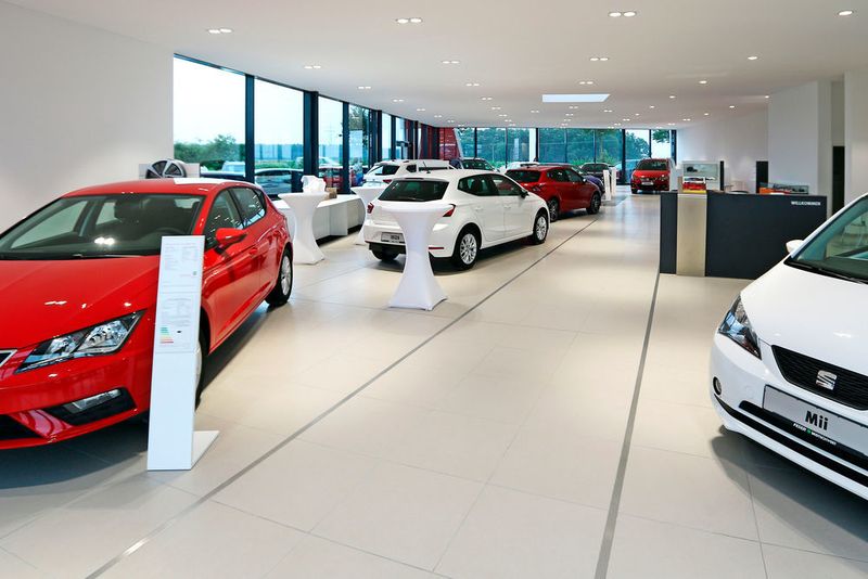 In Mittelfranken hat im mittelfränkischen Burgoberbach in der Nähe von Ansbach Feser-Breitschwert in einen neuen Seat-Showroom investiert. (Seat)