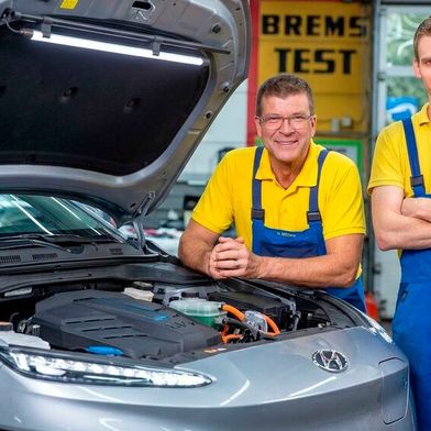 Auch bei den Autodoktoren hat der Generationswechsel begonnen: Holger Parsch (l.) bringt seinen jungen Kollegen Robin Schürer mit nach Würzburg. (Bild: Fabula Film)