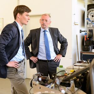 Laut Prof. Armin Schnettler (rechts) von der zentralen Siemens-Forschung in München könnte die Technologie den Aufbau künftiger Autos revolutionieren. Prof. Achim Kampker, Geschäftsführer von StreetScooter (links), schätzt vor allem die Möglichkeit, auf Kundenwünsche flexibel und schnell einzugehen.