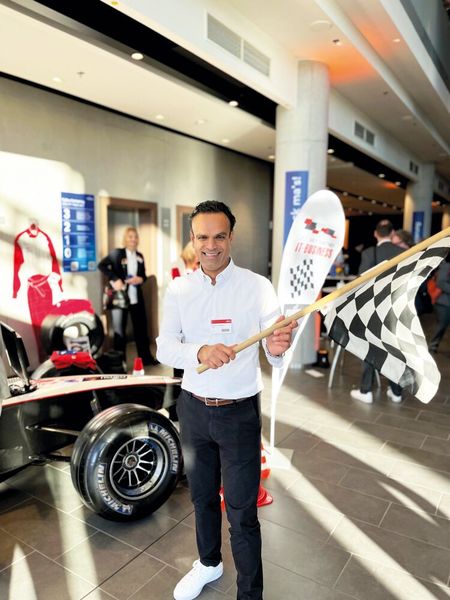 Santosh Wadwa (Fujitsu) ist gespannt, für wen er am Abend die Zielfahne schwenken kann. (Bild: Vogel IT-Medien GmbH)