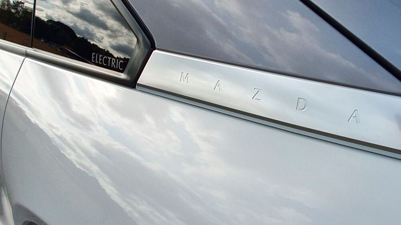 Der Mazda-Schriftzug findet sich auf einer Zierleiste. (Bild: Mauritz/»kfz-betrieb«)