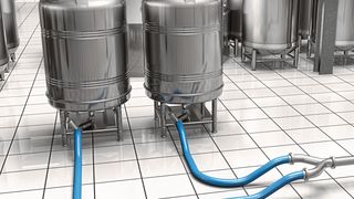 In den Containern wartet die Fruchtmasse auf den Chargenwechsel. (Bild: Baumer)