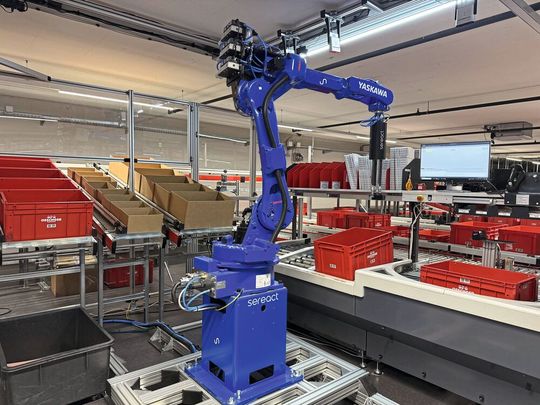 Erkennt und lernt selbst: Robotik im Materialfluss agiert mit Hilfe von KI ohne Programmierung.(Bild:  Sereact)