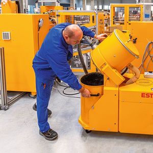 Das Gehäuse des Esta-Hochvakuumsaugers Whispersog lässt sich abkippen. So können die gesammelten Kunststofffaserreste sortenrein recycelt werden.(Bild:  Esta)