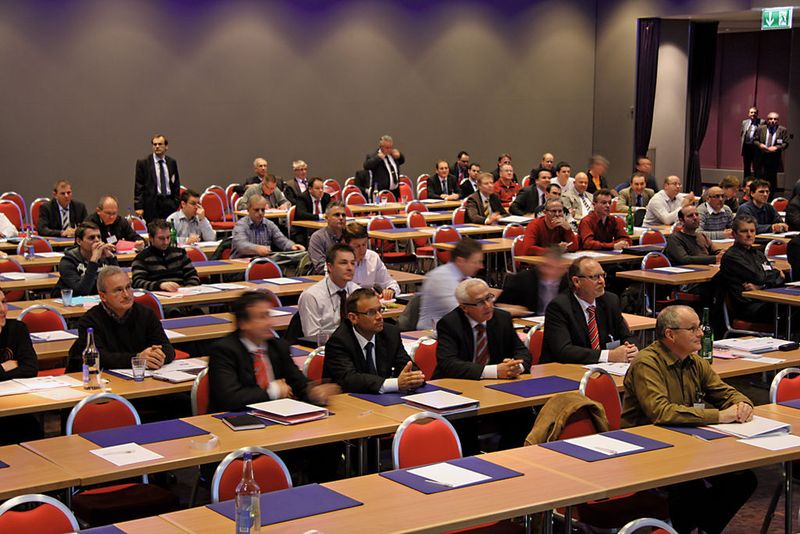 An den drei Standorten Regensdorf, Olten und Yverdon kamen über 350 Fachleute, um sich über die Schweizer Werkzeugtechnologie zu informieren. Im Bild die Besucher der Veranstaltung in Regensdorf.  (Bild: Böhm)