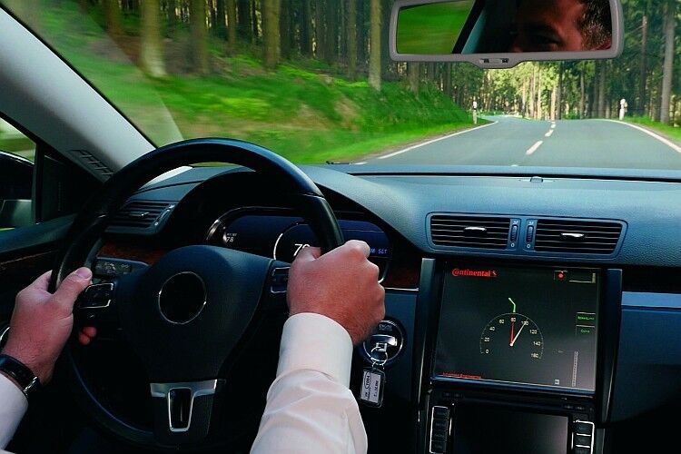 Im Fahrzeug demonstriert Continental, wie das System E-Horizon in Verbindung mit dem Abstandsregeltempomaten wirkt. (Foto: Continental)