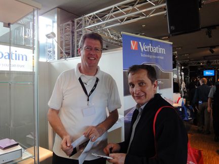 Ralf Schüssler, Verbatim, verarztet Jan Suchecki, CJS Comoputer, mit Informationen. (Archiv: Vogel Business Media)