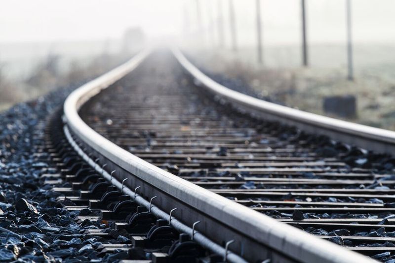 Reisende warteten teils ohne Informationen an großen Bahnhöfen; laut Bahn sei der Verkehr erst nach Stabilisierung eines Notfallsystems wieder angelaufen.(Bild: ©  Harald Biebel - stock.adobe.com)