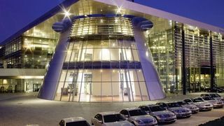 Das Mercedes-Benz-Center in Stuttgart ist für den Service Award 2018 nominiert.  (Mercedes-Benz)