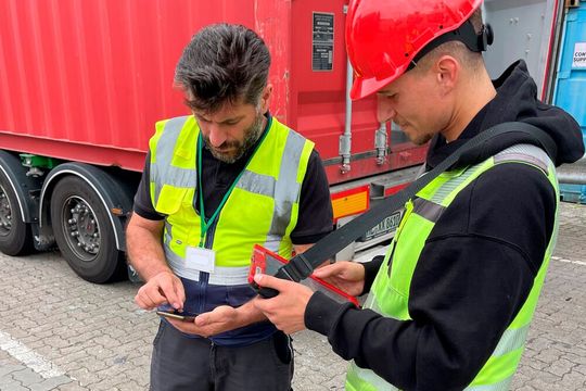 Alternativ zur Truckerkarte implementiert das Leercontainerdepot HCS im Hamburger Hafen  aktuell die digitale Authentifizierung mithilfe der „ImpalaID“-App.(Bild:  Dakosy)