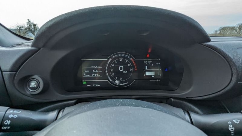 Trostlos: Mit quasi nur einem Instrument fällt die Tachoeinheit sehr spärlich und für einen Sportwagen emotional echt enttäuschend aus. Solch einfache Balken-Segmentanzeigen für Tank und Wassertemperatur findet man sonst in billigen Kleinwagen. Immerhin gibt es solche Gadgets wie eine „G-“/Fliehkraft-Anzeige und eine Stoppuhr mit Zwischenzeitfunktion. Konfigurieren lässt sich an der eigentlichen Anzeige aber nichts. (Bild: Dominsky – VCG)