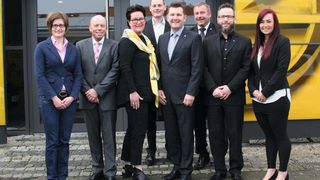 Jörg und Petra Heidenreich mit einigen ihrer Mitarbeiter vor dem Stammsitz des Autohauses in Witzenhausen. (Foto: Autohaus Heidenreich)