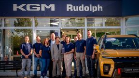 BU: Das Autohaus Rudolph in Saalfeld ist einer von mehreren neuen KGM-Partnern in Deutschland. Zum Start mit dabei: KGM-Deutschlandchef BK Lee und Autohaus-Geschäftsführerin Anka-Beate Rudolph (Mitte). (Bild: KGM)