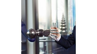 In der Assistenz- und Servicerobotik eröffnet die DGUV-zertifizierte 5-Finger-Greifhand Schunk SVH neue Möglichkeiten beim kollaborierenden Greifen. (Schunk)