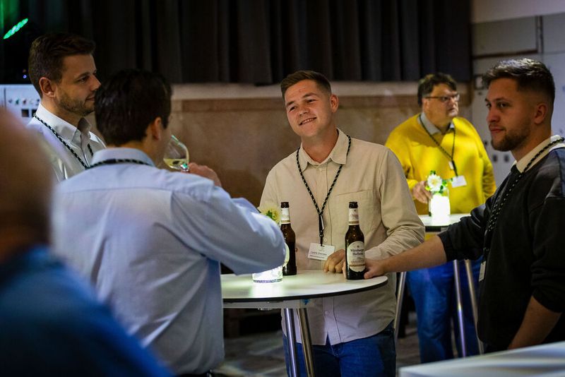 Bei der Abendveranstaltung am Vorabend der Veranstaltung im Maschinenhaus des Bürgerbräus Würzburg kamen bereits zahlreiche Teilnehmer bei gutem Essen und Trinken zusammen. Bereits hier gab es regen Austausch.  (Bild: Stefan Bausewein)