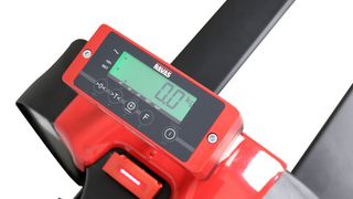 Der Anbieter mobiler Wiegelösungen Ravas hat mit dem elektrischen Handgabelhubwagen Ergo-Truck 2 jetzt ein Arbeitsgerät im Angebot, das eine direkte gewichtsbezogene Abrechnung mit Kunden ermöglicht. (Bild: Ravas)