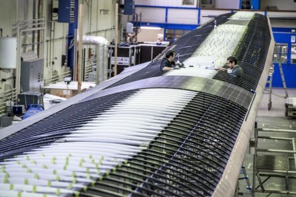 Montagearbeiten an den riesigen Tragflächen (Solar Impulse)