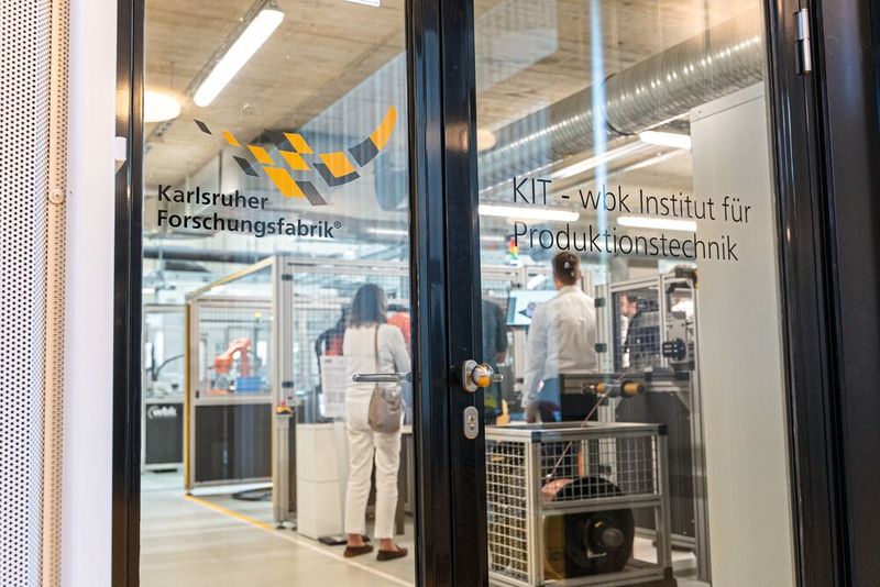 Die Karlsruher Forschungsfabrik ist Veranstaltungsort des AI Integrated Production Summit. (Bild: Karlsruher Institut für Technologie)