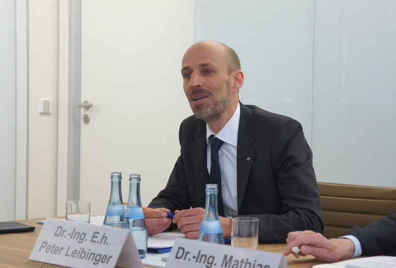 „Am Ende geht es immer um eine Steigerung der Produktivität. Dies soll durch Vernetzung erreicht werden“, erklärt Dr.-Ing. E.h. Peter Leibinger, Vorsitzender des Geschäftsbereichs Lasertechnik. (Bild: Meister)
