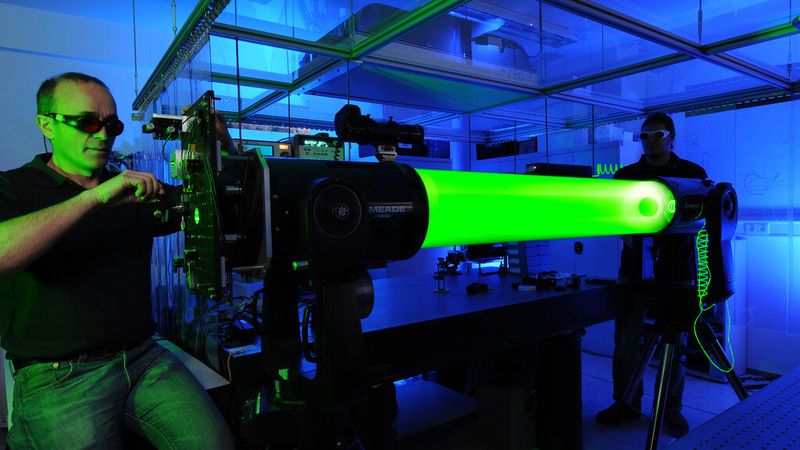 Das Institut für Technische Physik des Deutschen Zentrums für Luft- und Raumfahrt (DLR) entwickelt und baut Laser. In Zukunft soll ein Laser auch Weltraumschrott im All vermessen und von seiner Bahn ablenken. (DLR)