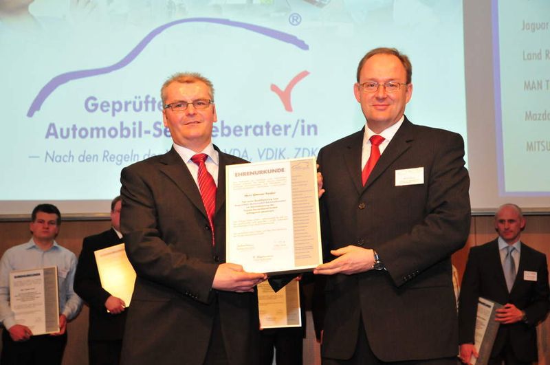 Ottmar Feider vom Autohaus Eifel Mosel in Bitburg erhielt die Urkunde für Toyota (Archiv: Vogel Business Media)