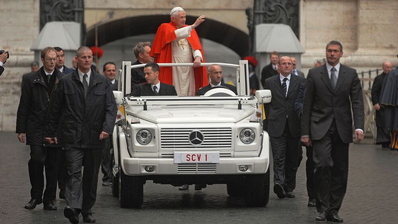 Papst Johannes Paul II wünschte sich einen möglichst enger Kontakt mit den Menschenmassen bei öffentlichen Auftritten und so entstand 1980 das „Papamobil“ auf Basis eines 230 GE. Der im Farbton Perlmutt lackierte Geländewagen von Mercedes-Benz begleitete Papst Johannes Paul II. auf zahlreichen Reisen in aller Welt. (Bild: Mercedes-Benz)