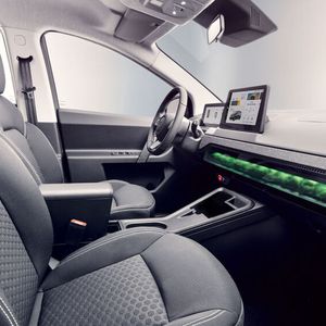 Im Innenraum bleibt das Moos als Filter für die Lüftung erhalten. Überarbeitet wurden Lenkrad und Sitze. (Bild:  Sono Motors)