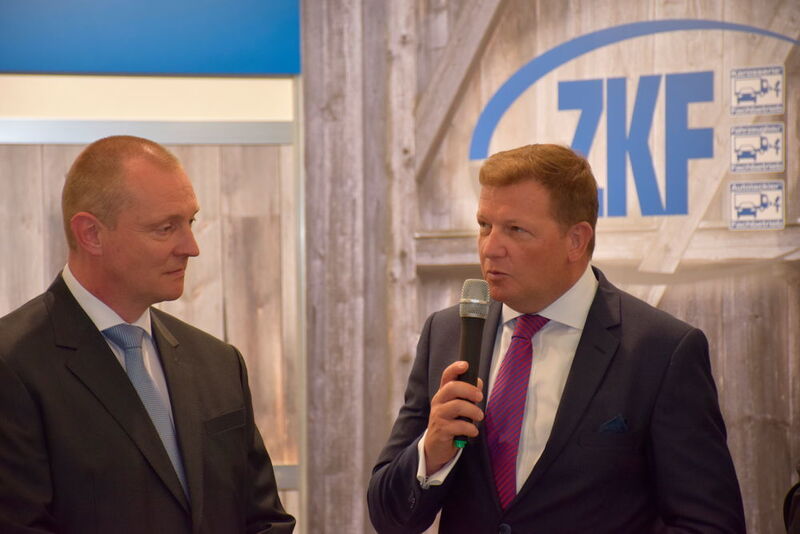 Der zukünftige ZKF-Hauptgeschäftsführer Thomas Aukamm (re.) im Gespräch mit Präsident Peter Börner. (Dietz / »kfz-betrieb«)