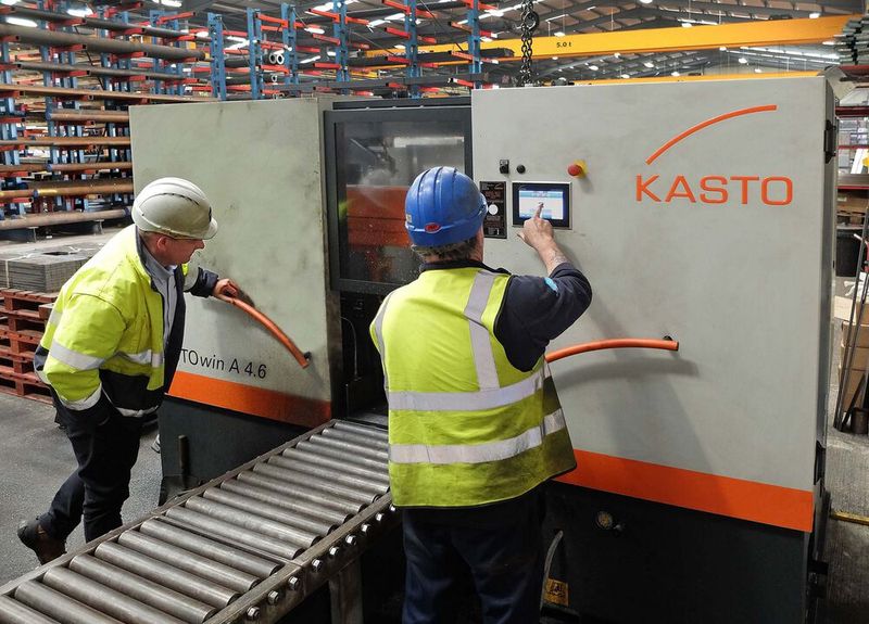 Die Kastowin A 4.6 sägt bei Thomas Graham & Sons Flachstahlteile mit hohem Boranteil. Aus ihnen werden Kettenglieder für forstwirtschaftliche Nutzfahrzeuge. Die Säge bearbeitet die rund 350 Tonnen Material pro Jahr problemlos, heißt es. (Bild: Kasto)