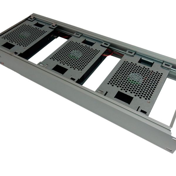 Der Coolspot bietet die Möglichkeit die Anzahl der Lüfter zu variieren, was eine günstige, effektive und punktgenaue Kühlung elektronischer Baugruppen in 19“-Schränken oder Gehäusen sicherstellen soll. (Intermas-Elcom)