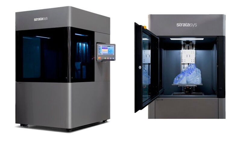 Blick auf und in einen 3D-Stereolithographiedrucker Neo800 von Stratasys, wie er jetzt in mehreren Expemplaren bei McLaren für Tausende von Rennwagenkomponenten der Zukunft sorgt. Auch er steht für flotte Ergebnisse.
