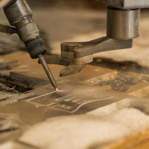 Microstep Europa zeigt auf der Euroblech 2024 live viele Schneidprozesse. Darunter wird auch das Wasserstrahlschneiden per Watercut mit dem neuen 3D-Rotator sein. Premiere feiert in diesem Rahmen der neue 2D-Schneidkopf mit sogenannter ABC-Technik, die eine Konuskompenstaion von ± 5° ermöglicht, wie es heißt.(Bild:  Microstep Europa)