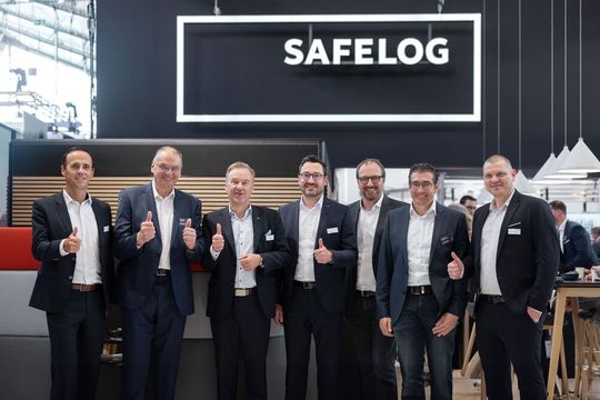 Vertragsunterzeichnung auf der Logimat! Von links: Christophe Coulongeat Executive President Stäubli Robotics, Michael Wolter, Inhaber Safelog, Gerald Vogt, Chief Executive Officer Stäubli, Jan Louwen, Global Head of AGV Stäubli Robotics, Mathias Behounek, Geschäftsführer Safelog, Michael Reicheicher, Geschäftsführer Safelog, und Julien Lora, Marketing Leader AGV bei Stäubli Robotics.(Bild:  Stäubli / Safelog)