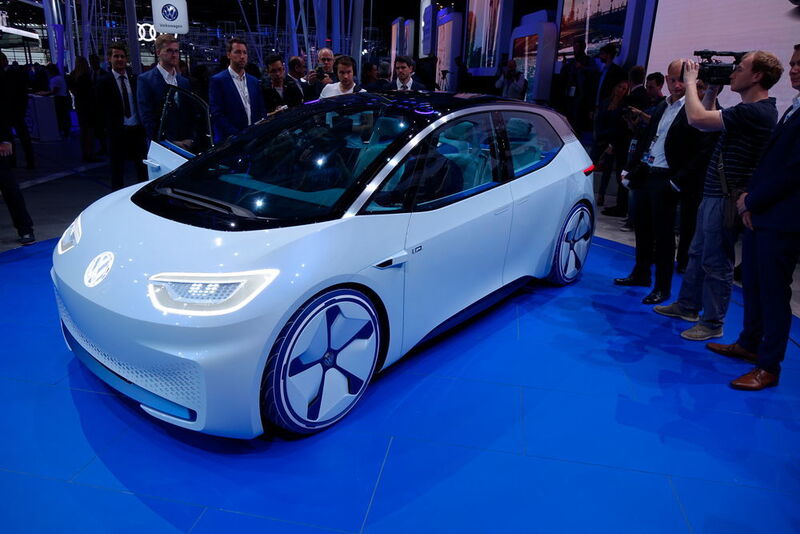 Die Basis für die Elektromobilität von Volkswagen soll ein neuer Baukasten bieten, der auf rein elektrische Modelle abzielt. Das erste Fahrzeug das diesen Ansatz in sich trägt, ist das Konzeptfahrzeug I.D.. (Christian Otto/Automobil Industrie)