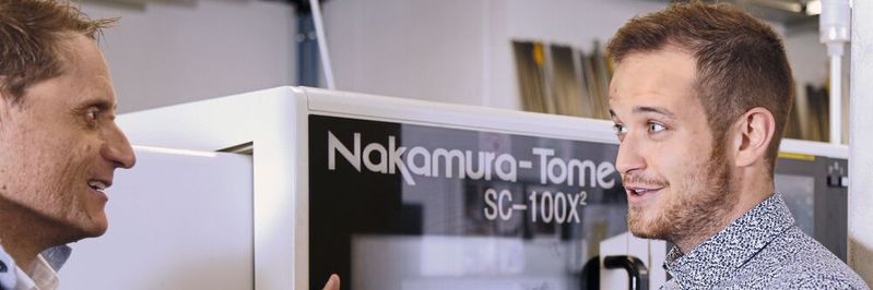 Mathias Zavratnik (li.) und Matthias Bähler (Leitung, techn. Verkauf, VEBO  Genossenschaft) vor der Nakamura-Tome SC-100X², die bei geringer Baugrösse ein Maximum an fertigungstechnischem Potential bietet. (Bild:  Matthias Böhm)