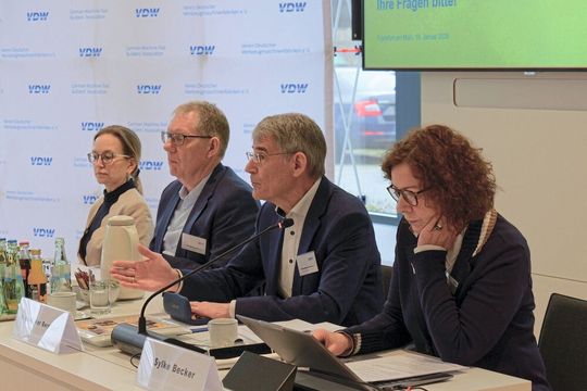 Franz-Xaver Bernhard, Vorsitzender des VDW, während der Jahrespressekonferenz: «Wesentliche Grundlage [für den erwarteten Zuwachs in der Produktion] ist die erwartete Erholung der Inlandsnachfrage.» (Podium v. l. n. r.: Dr. Sonna Pelz, Dr. Markus Heering, Franz-Xaver Bernhard, Sylke Becker)(Bild:  VDW Verein Deutscher Werkzeugmaschinenfabriken e. V.)